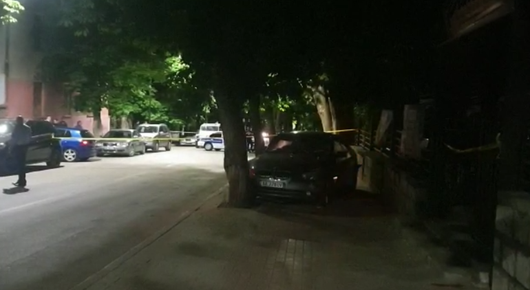 DY AKSIDENTE NË KORÇË/ Makina hipën në trotuar dhe merr para babë e bir. Dy mjete të tjera përplasen “kokë më kokë”