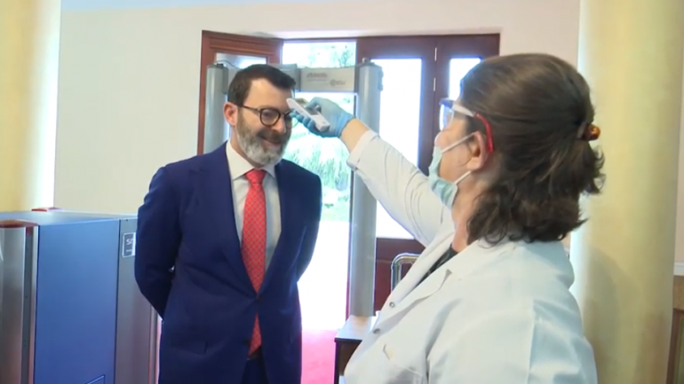 SI ËSHTË GJENDJA E DEBUTETËVE? Kontrollohen në hyrje të Kuvendit para nisjes së seancës (VIDEO)