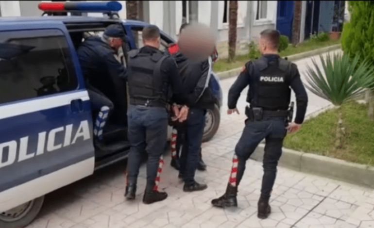 GRABITËN POSTIERIN/ Kapen dy të rinjtë bashkë me çantën me 150 mijë lekë në Fier