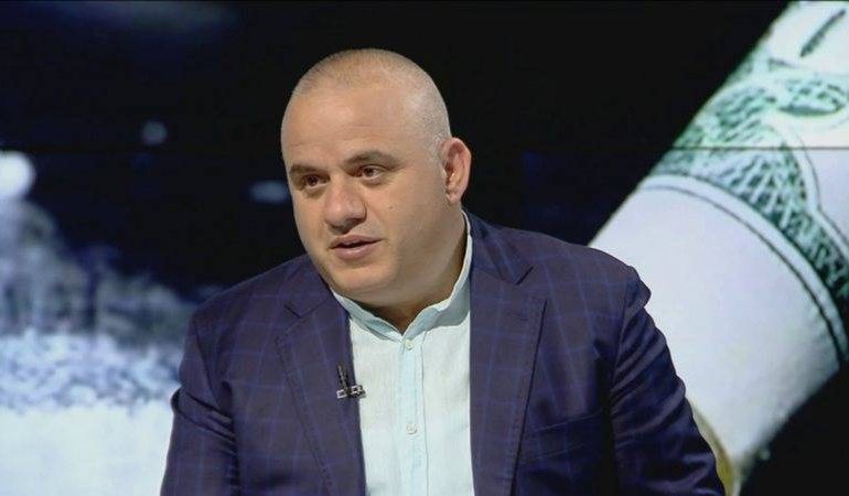 “KREUT TË GREKËVE I KËRKOHET MENDIM PËR KOSOVËN”/ Artan Hoxha për Vangjel Dulen: Është si të pyesësh atë kryemyftiun që u martua me një vajzë 50 vite më të re!