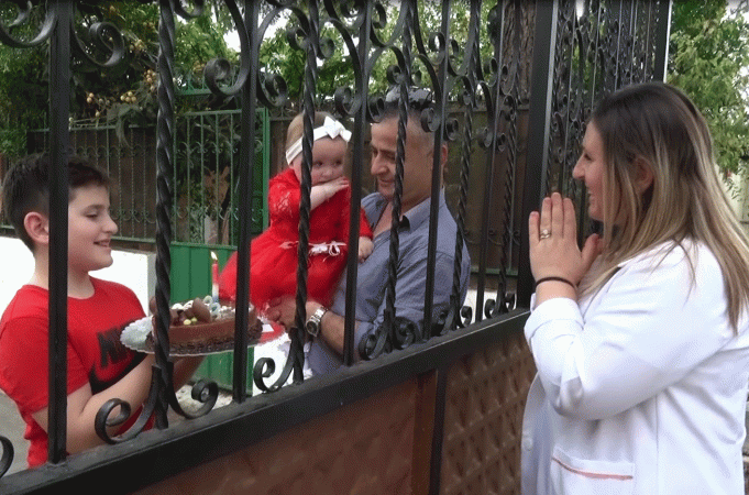 MOMENTI EMOCIONUES/ Vajza mbush 1 vjeçe, surprizon nënën e saj infermiere që ndodhet në Karantinë (VIDEO)