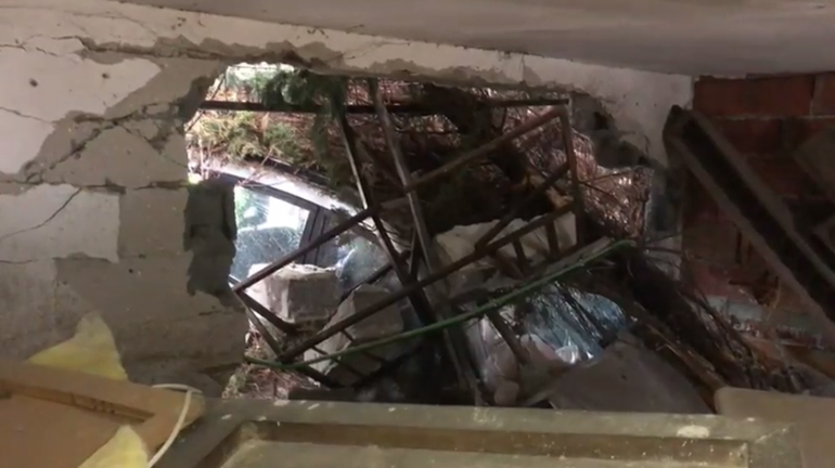 AKSIDENTI NË KORÇË/ Makina ‘’çan’’ rrethimin e oborrit të lokalit dhe hyn në magazinë (VIDEO)