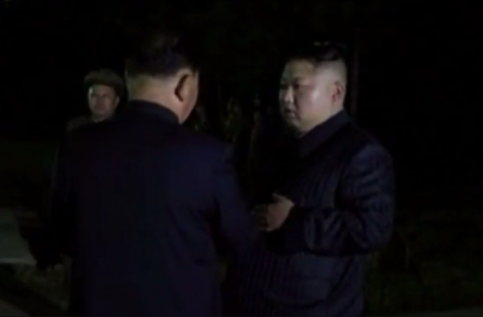 “DUKE PARË RAKETËN…”/ Dalin pamjet e Kim Jong Un teksa flet me sozinë e tij (FOTOT)