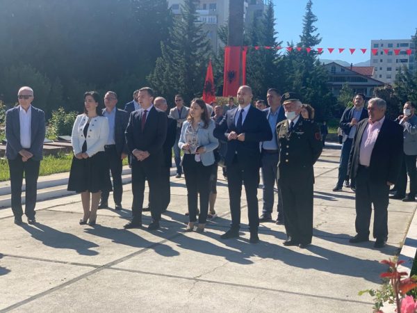“5 MAJI”/ Balla homazhe në Varrezat e Dëshmorëve në Elbasan: Një popull që ka dëshmorë, nuk njeh kurrë robëri