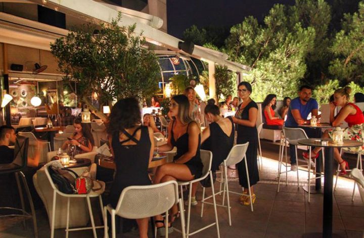 PROTOKOLLI/ Klientët në 2 m distancë, personeli me maska dhe doreza. Ja si do rikthehen në punë baret e restorantet