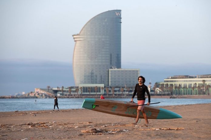 COVID-19/ Barcelona nga sot rihap plazhet, por ja kushti që duhet të përmbushin qytetarët