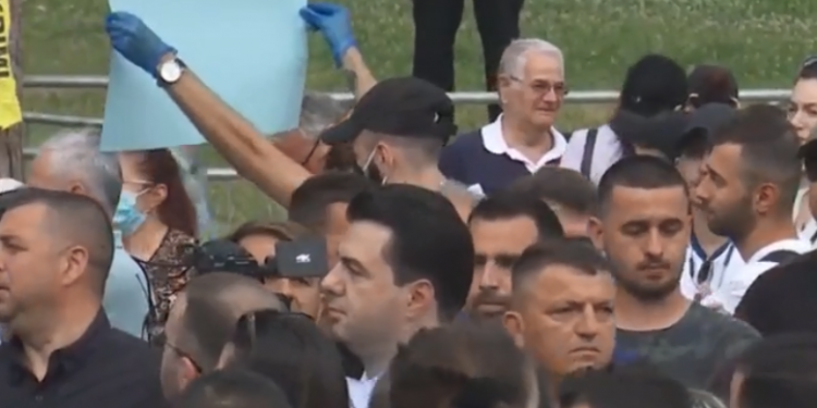 SHEMBJA E TEATRIT/ PD transmeton protestën, Basha u prin qindra militantëve drejt sheshit