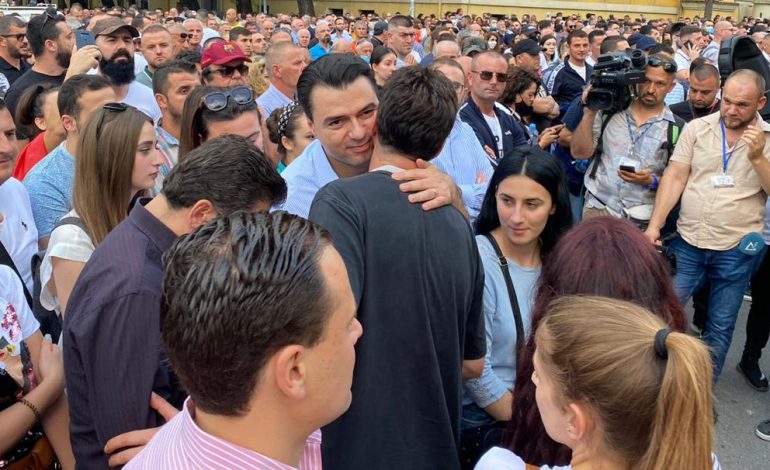MBARON FJALIMIN NGA PODIUMI/ Neritan Liçaj shkon merr bekimin e Bashës: Bravo na nderove (FOTOT)