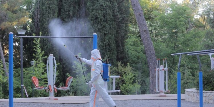 NGA LODRAT TEK FUSHAT SPORTIVE/ Dezinfektohen hapësirat argëtuese në Tiranë (FOTOT)