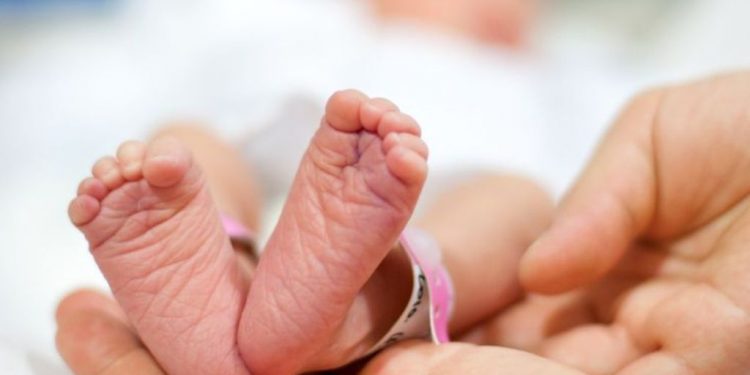 COVID-19 NË BRITANINË E MADHE/ Nëna e prekur me koronavirus, foshnja humb jetën tre ditë pas lindjes