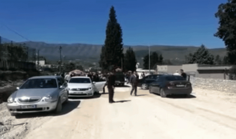 NDËRROI JETË NË NJË PUS NË BERAT/ 44-vjeçari përcillet për në banesën e fundit. Rreth 100 veta në funeral (VIDEO)