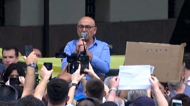 TEATRI/ Robert Budina: Do rikthehemi në Tiranë me një protestë të fuqishme politike