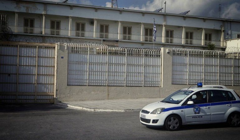 I DËNUAR NË GREQI/ Shqiptar ia del për pak të arratiset nga burgu grek, por ndërhyn policia