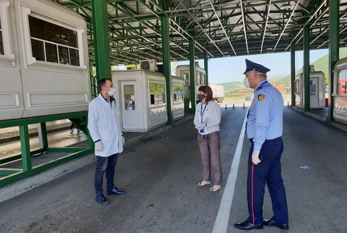 BËHEN GATI PIKAT DOGANORE NË RINAS, DURRËS E MORINË/ Dezifektim dhe në pritje të pasagjerëve, OSBE jep maska për personelin