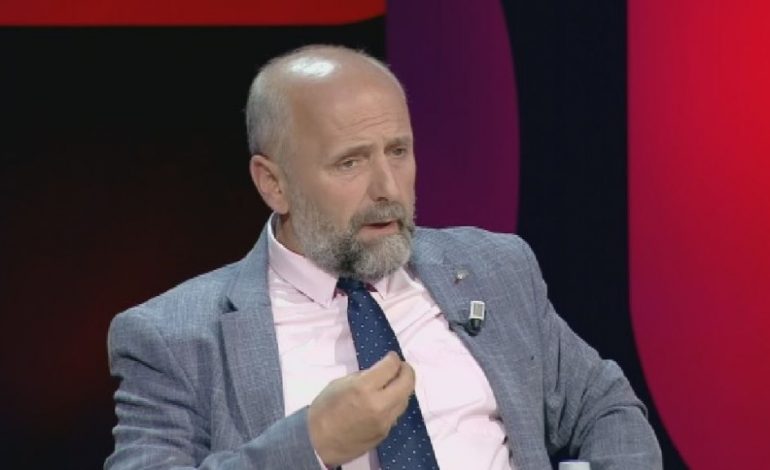 “PERLA” NGA EMISIONI/ Koronavirusi, luftë mes Iluminatit dhe Donald Trump. Armë biologjike e “Vëllazërisë së Bardhë”