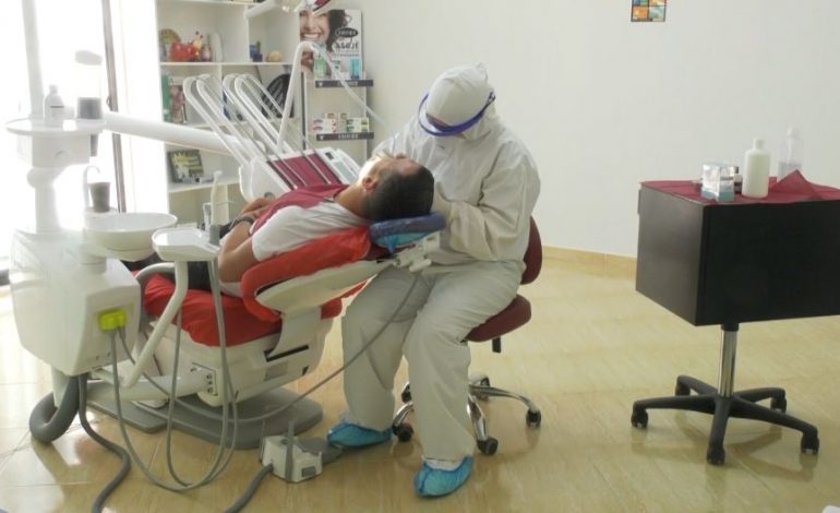 “SI TË ZGJOHESH NË NJË EPOKË TJETËR”/ Përjetimi i dentistëve të rikthyer pas dy muajsh në karantinë