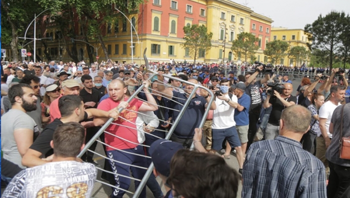 TEATRI/ Ja kush janë 7 të arrestuarit për protestën e paligjshme, mes tyre fotografi i njohur i VIP-ave (EMRAT)