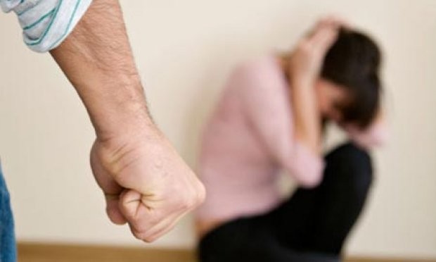 IZOLIMI NGA PANDEMIA “TËRBON” KOSOVARËT/ Rritet ndjeshëm numri i rasteve të dhunës në familje