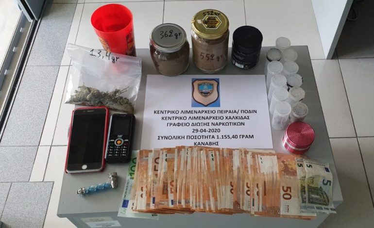 AKUZOHEN PËR TRAFIK DROGE/ Qeni zbulon lëndë narkotike në banesë, pranga 23-vjeçarit shqiptar dhe një greku
