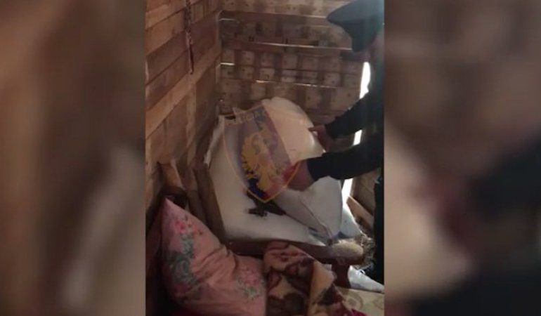 VIJON KONTROLLI MASIV I TERRITORIT/ Armë poshtë thasëve me miell dhe drogë. Tre të arrestuar në Dibër, mes tyre edhe… (VIDEO)