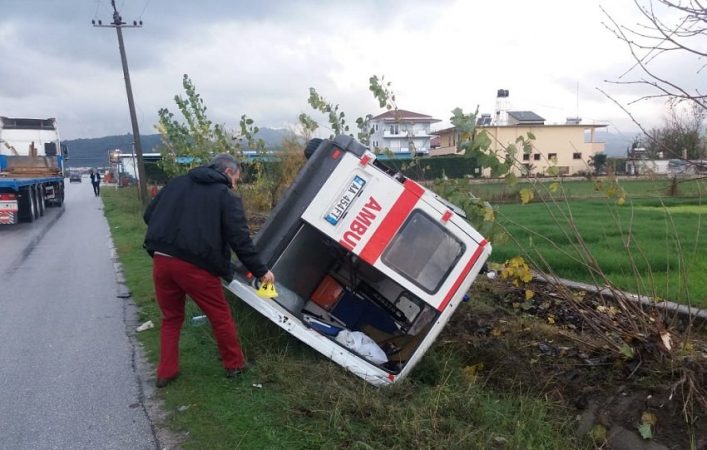 AKSIDENT NË AKSIN LUSHNJE-FIER/ Po dërgonte një të sëmurë në Tiranë, autoambulanca del nga rruga, vdes pacienti