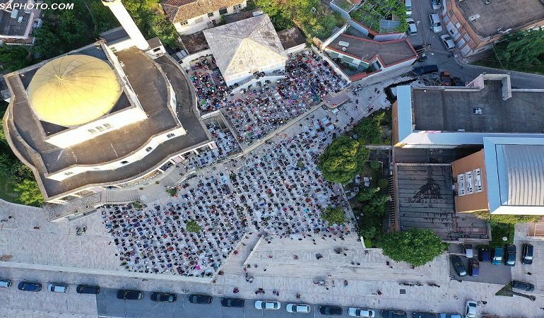 FITER BAJRAMI/ Covid-19 ndryshon traditën e faljes së namazin në sheshin pranë xhamisë në Durrës (FOTO)