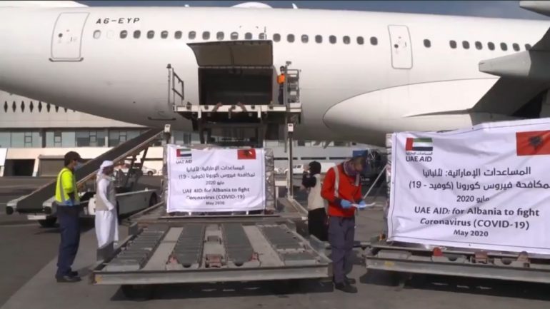 EMIRATET E BASHKUARA ARABE I DHUROJNË SHQIPËRISË 7 TON PAISJE MJEKËSORE/ Balla: Vend mik, i gjendet Shqipërisë sa herë ka nevojë për ndihmë