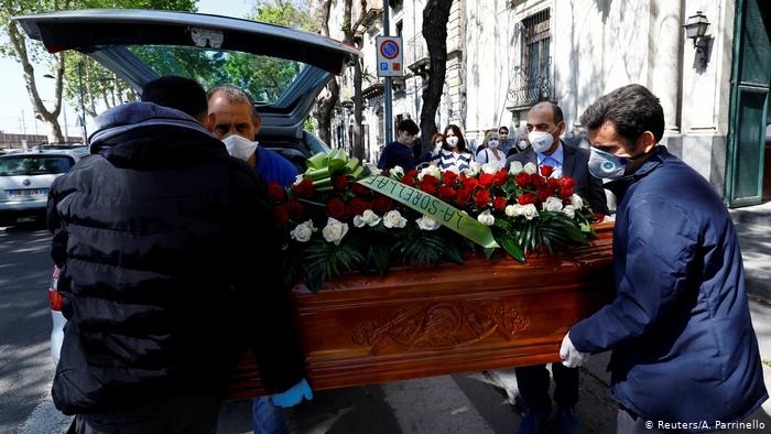 RRITET LEHTË NUMRI I VIKTIMAVE NË ITALI/ 17 vdekje më shumë se dje. Ja sa kanë shkuar shifrat…