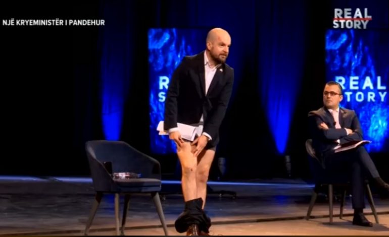 PËRBALLJA/ Alfred Lela zhvishet para Ramës live në emision: Shikomi këmbët si më kanë katandisur
