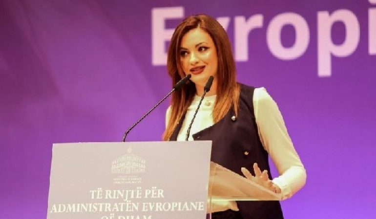 DORËHIQET ZV. MINISTRJA E ARSIMIT E SHPALLUR “NON GRATA” NGA SHBA/ I ati iu arrestua për falsifikim vizash amerikane