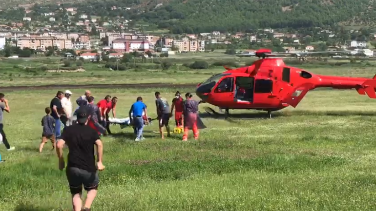 AKSIDENT NË BULQIZË/ Ja momenti kur i plagosuri niset me helikopter drejt Tiranës (VIDEO)