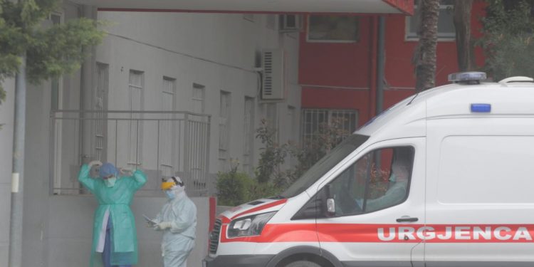 KORONAVIRUSI/ MSH: Mbyllet një fasoneri në Tiranë, 4 punonjëse të prekura me COVID-19