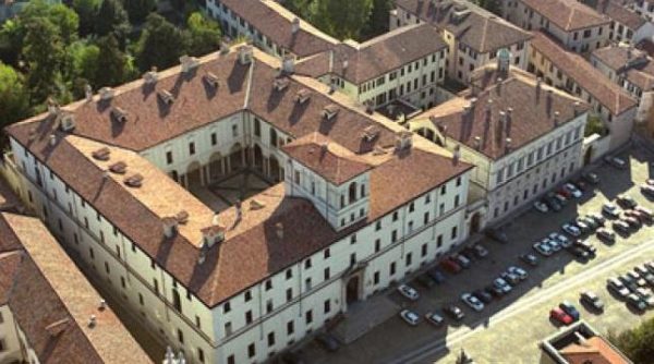 SHKELI RREGULLAT E COVID-19/ Përqafoi të dashurën në rrugë, i riu në itali gjobitet me 400 euro
