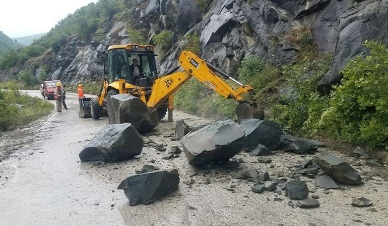 MASIVI SHKËMBOR SHKËPUTET NGA FAQJA E MALIT/ Bllokon aksin rrugor Berat-Çorovodë (FOTOT)