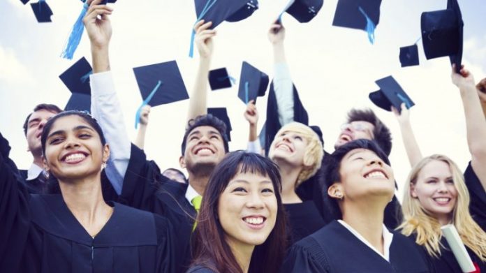 KORONAVIRUSI/ Ja si do e festojnë diplomimin studentët amerikanë