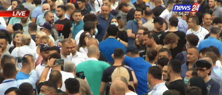 TEATRI/ Policia identifikon dhe ndalon personin që hodhi lëndët plasëse në protestë: Banor i Unazës së Re (EMRI)