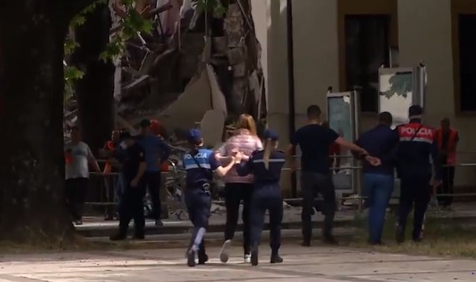 SHEMBJA E TEATRIT/ Hoqën barrierat, Policia shoqëron 2 ish-deputetët e LSI
