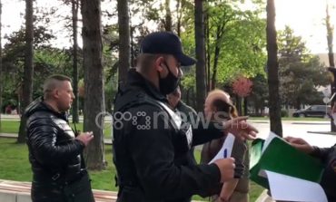 KORÇA NËNVLERËSON COVID-19/ Qytetarët mbushin parkun, ndërhyn policia (VIDEO)