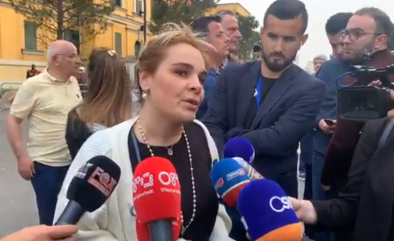 SHEMBJA E TEATRIT KOMBËTAR/ Monika Kryemadhi: Shqiptarët të mos e njohin shtetin e Ramës, teatri do jetë varri i tij