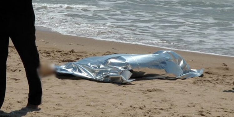 E FUNDIT/ Gjendet një trup i pajetë në bregdetin e Durrësit, dërgohet drejt morgut