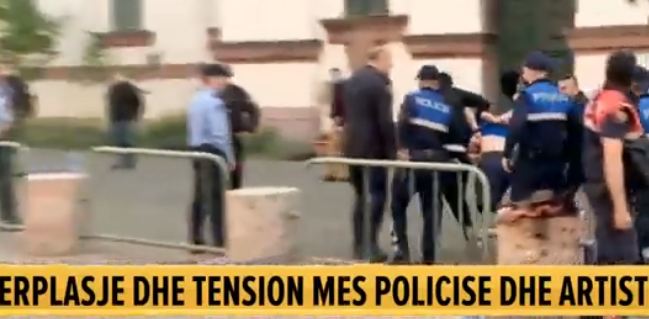 TENSION TEK TEATRI KOMBËTAR/ Shoqërohet analisti Lela dhe ish-deputetja e LSI-së (VIDEO)