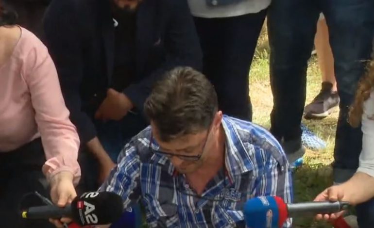 LIROHET NGA POLICIA/ Neritan Licaj shfaqet me një cigare dhe i zverdhur në fytyrë, kërkon pak paqe: Jo sot ju lutem, se s’kam fuqi e as dëshirë