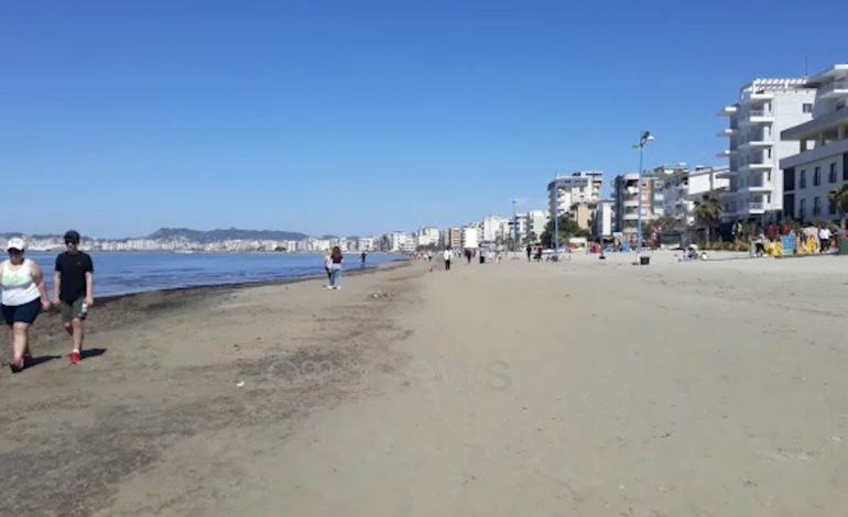 PAS 60 DITËSH NË KARANTINË/ Qytetarët e Durrësit zgjedhin plazhin për të shfrytëzuar orët e liridaljes (VIDEO)