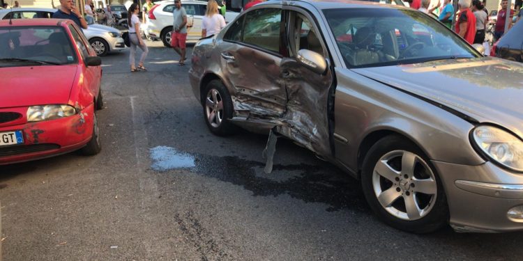 PËRPLASEN TRE MAKINA NË DURRËS/ Transportohen me urgjencë në spital dy persona