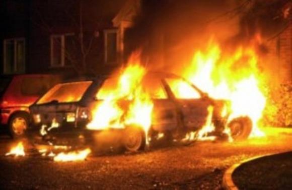 E RËNDË/ Digjet qëllimisht gjatë natës një automjet në Elbasan, ishte i parkuar pranë banesës së pronarit (EMRI)