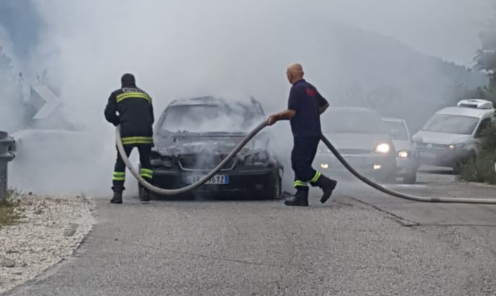 INCIDENT NË AKSIN ELBASAN-TIRANË/ Makina përfshihet nga flakët në ecje, shkak një shkëndijë elektrike