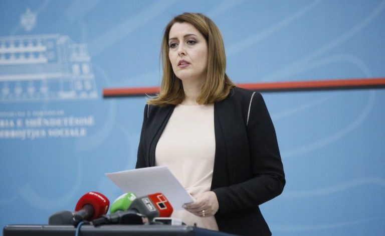 ZBARDHET URDHRI I MINISTRISË SË SHËNDETËSISË/ Shqiptarët që riatdhesohen në Shqipëri do të vetë-karantinohen për 14 ditë