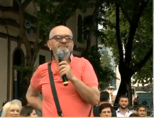 PRISHJA E TEATRIT/ Mehdi Malkaj reciton vargjet e njohura të Naim Frashërit: Ta dëgjojnë nga Vermoshi deri në Konispol