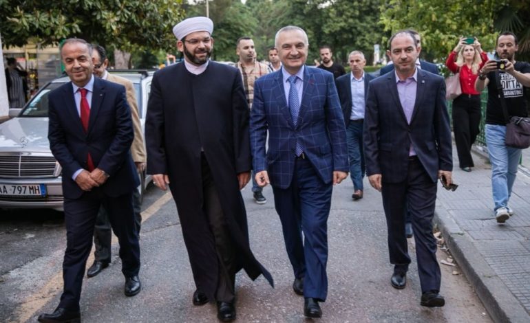 MUAJI I RAMAZANIT/ Loja e Ilir Metës me myslimanët dhe si i erdhën pas avazit në xhaminë e Shkodrës (FOTO)