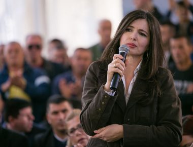U THA SE S’DO KISHTE FJALIME NGA POLITIKANË/ Në podium del ish-ministrja e Bashës: Rama ik